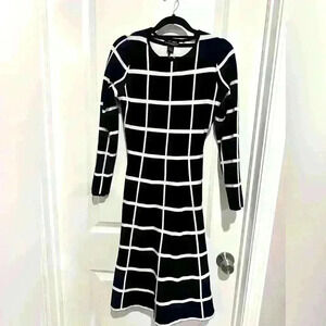 NWT Medium Esperanza Dress Women’s knit Sweater Dress Long Slv Black And White